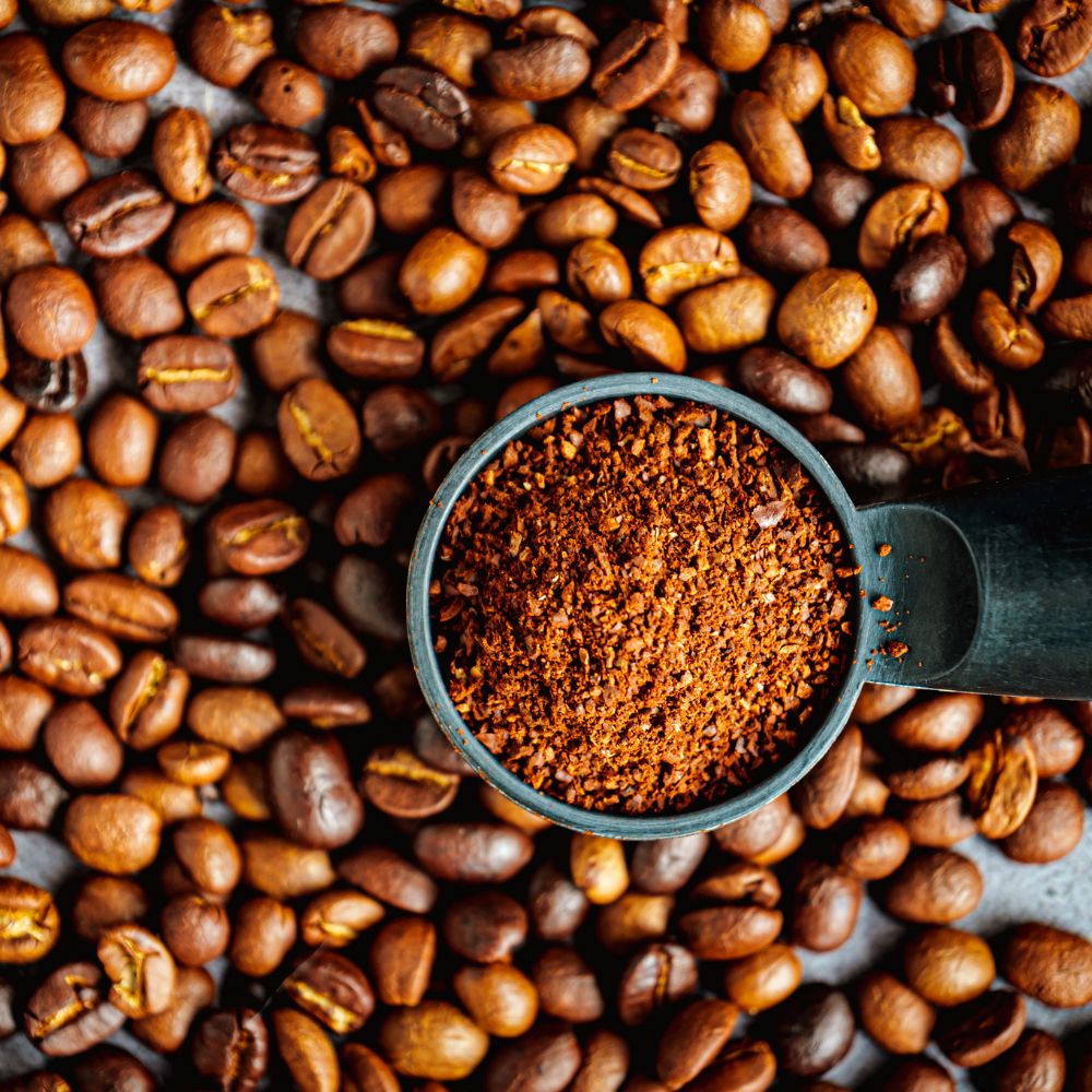Le marc de café sur le visage : 5 astuces pour une peau éclatante