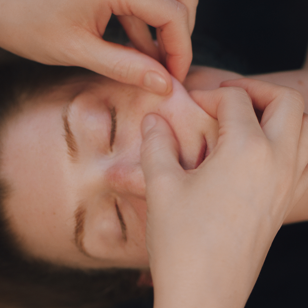 Technique kobido et huiles visage : le duo parfait pour un effet lifting